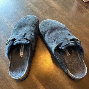 Birkenstock Boston shearling suede leather clogs in midnight(blue)